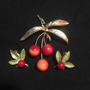 Vintage Set Ohrclips & große goldfarbene Emaille rote Kirsche Brosche Beschreibung lesen - Bild 1 von 6