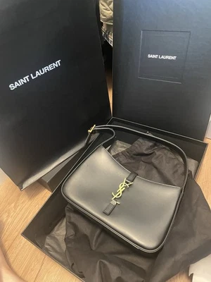 Bolso Hobo Saint Laurent Le 5 À 7 Cuero Negro Foto 1 de 4