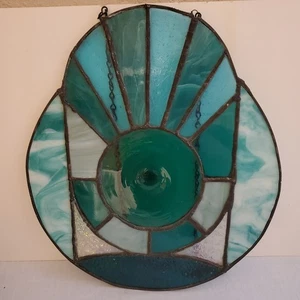 Precioso colgante de pared de vitral vintage azul fabricante desconocido 16" × 14" - Imagen 1 de 6