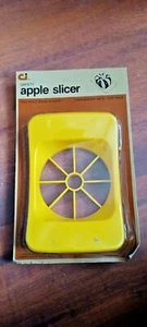 Vintage 1070er hellgelber Apfel Birnenschneider Entkerner RAR neuwertig in Verpackung NOS  - Bild 1 von 1