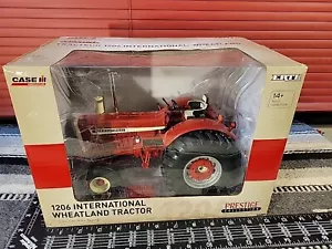 Trattore agricolo pressofuso Ertl 1206 International Wheatland 1/16 replica da collezione - Foto 1 di 6