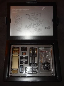 Herpa Mercedes-Benz Actros Bau - Bausatz zur Premiere -  1:87 OVP (R1) - Picture 1 of 5
