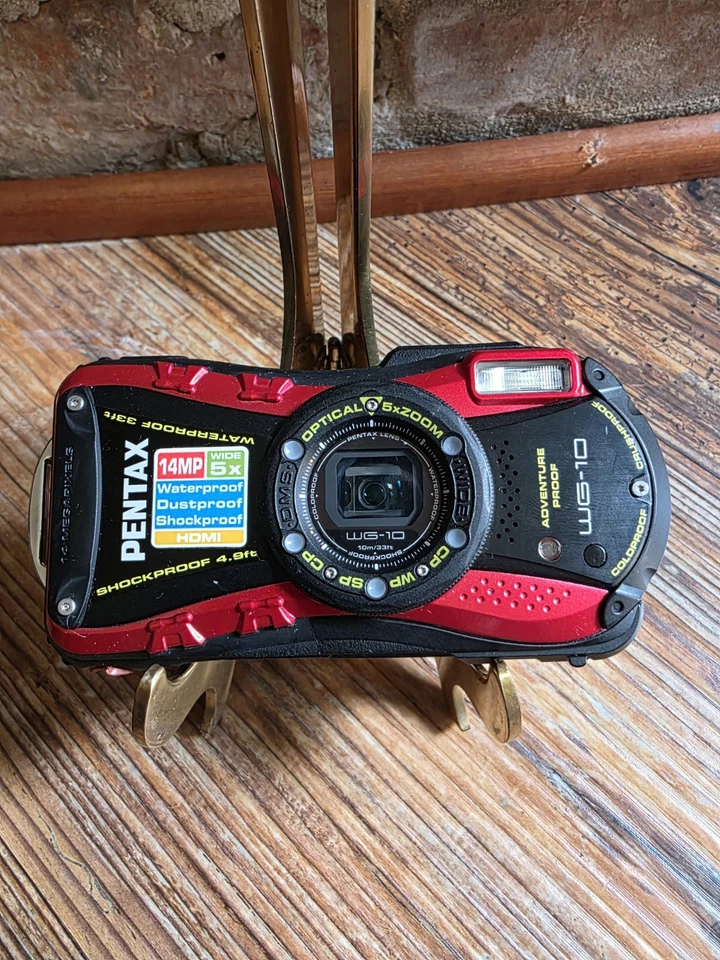 Cámara digital submarina impermeable Pentax Optio WG-10 GPS roja sin probar Foto 1 de 4