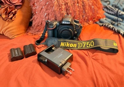 Cámara digital Nikon D750 24,3 MP SLR - Cuerpo negro, dos baterías y cargador. Foto 1 de 4