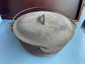 "Olla de hierro fundido Barn Find de 12" con tapa marca desconocida de 4 3/4"" de alto" - Imagen 1 de 9