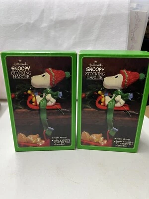 2 soportes para colgar medias de Navidad Hallmark Peanuts Snoopy/Woodstock (UU) de colección Foto 1 de 4