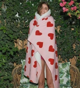 Victoria's Secret Pink Valentine's 2021  Red Hearts Sherpa Blanket HTF LAST 1 - Picture 1 of 2