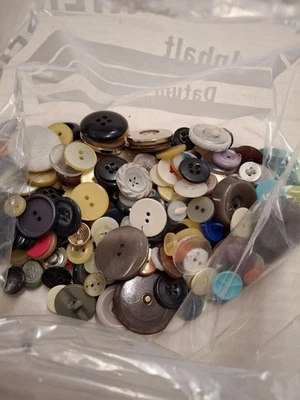 ca. 250 g Knöpfe Konvolut - verschiedene Farben u. Größen, gebraucht - Bild 1 von 3