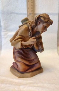 ANRI WOOD CARVING ~ KNEELING SHEPHERD GREEN HAT~ 5” - Picture 1 of 4