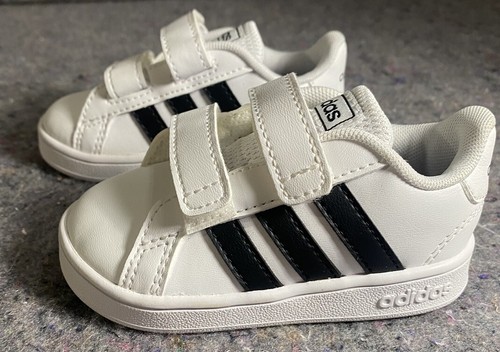 Sneakers Adidas Bambino Taglia 5K Grand Court bianche nere top basse scarpe bambini EF0118