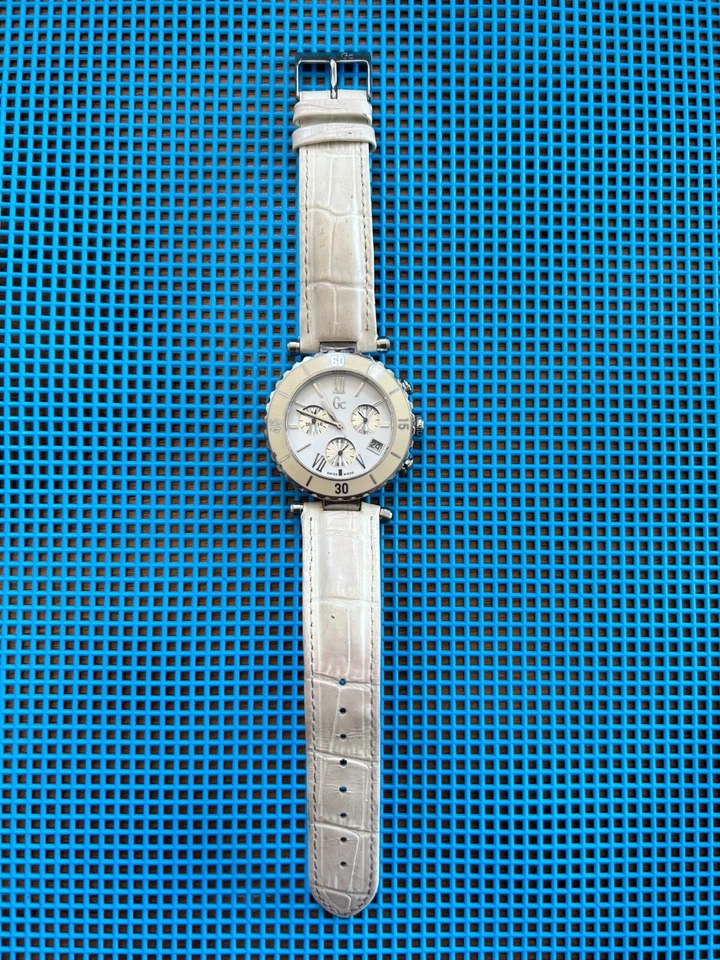Reloj Guess Collection GC 31500 Cuero Blanco - Resistente al Agua - Hecho en Suiza Foto 1 de 1