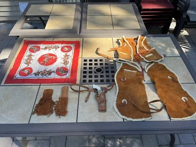 Roupa de faroeste vintage Neiman Marcus infantil cowboy xerife com bandana e arma - Imagem 1 de 4