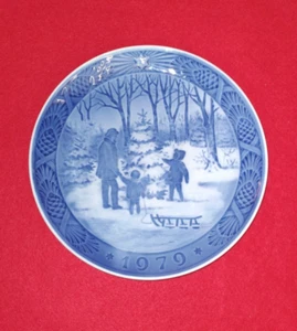 Denmark Royal Copenhagen 7" Plate  1979 "Choosing the Christmas Tree" - Picture 1 of 3