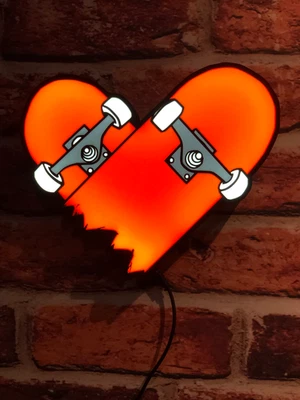 Caja de luz LED impresa en 3D Skateboard Heart Foto 1 de 4