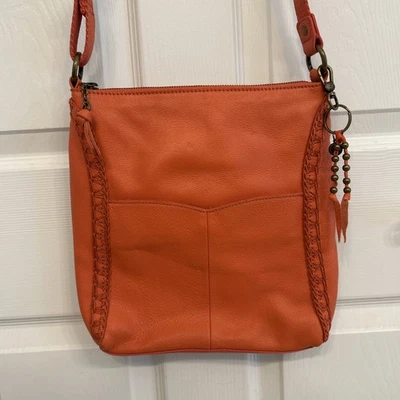 Cartera Bandolera The Sak Coral Naranja Cuero Detalle Cosido Foto 1 de 4