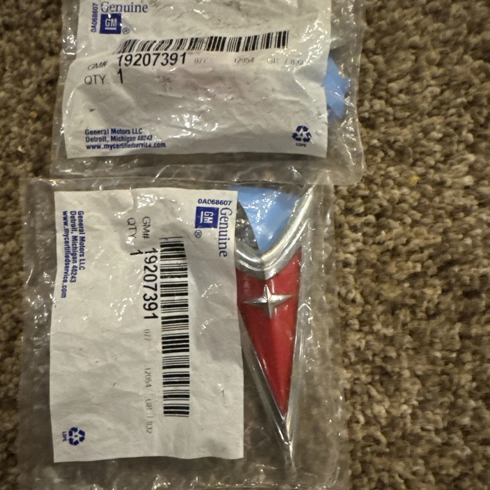 Conjunto emblema parachoques delantero Pontiac Bonneville 2000-2004 OEM GM 19207391 Foto 1 de 2