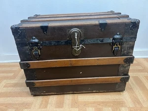 Vintage WOOD STEAMER TRUNK w Tray & Key chest coffee table storage box antique - Picture 1 of 12