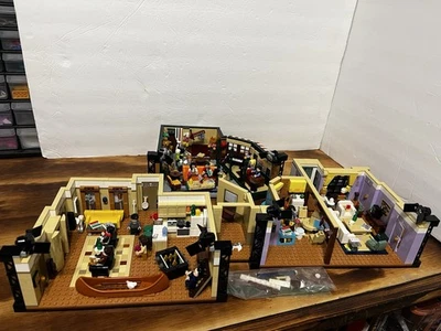 LEGO Icons: The Friends Apartments (10292) and Central Perk (21319) - Image 1 of 4