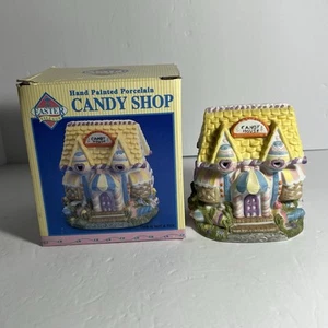 Casa de porcelana pintada a mano Venture Easter Village - Tienda de dulces - Imagen 1 de 8