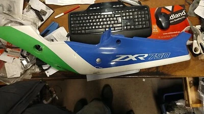KAWASAKI ZX 750 J2 ZXR 750 US OEM Cover-side, Lh, Verde 360105460KE ONLY SCHRATS - Imagem 1 de 4