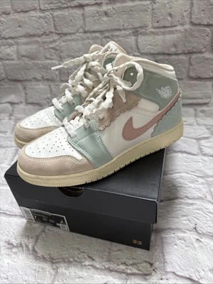 Big Kid's Air Jordan 1 Mid SE 白色/粉色牛津-玉德冰 (DZ5361 100) 7 — 第 1/4 张图片