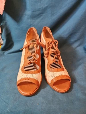 Gianni Bini Heeled Ivory Lace Women Size 6.5M Oxford Look Lace Up Adorable - Image 1 of 4