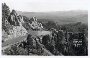 Cartolina RPPC A View Near Sylvan Lake Black Hills Old Cars in SD South Dakota - Foto 1 di 2