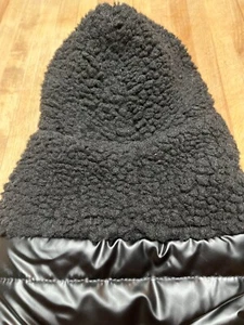 Schwarzer Hundemantel Puffer Style Sherpa und glänzend - Bild 1 von 4