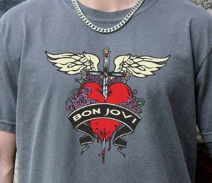 Camiseta Bon Jovi Corazón y Daga Banda de Rock Vintage Negra Colores Cómodos Camiseta - Imagen 1 de 7