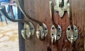 4 ANTIKE ALTE MESSING SCHWERE PASSENDE STOFF DOPPEL AUFHÄNGER SET WOHNDEKO SAMMLERSTÜCK - Bild 1 von 8