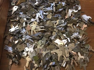 Lot of 980 Pieces Ilco Blank Uncut Keys Plus More - Picture 1 of 8