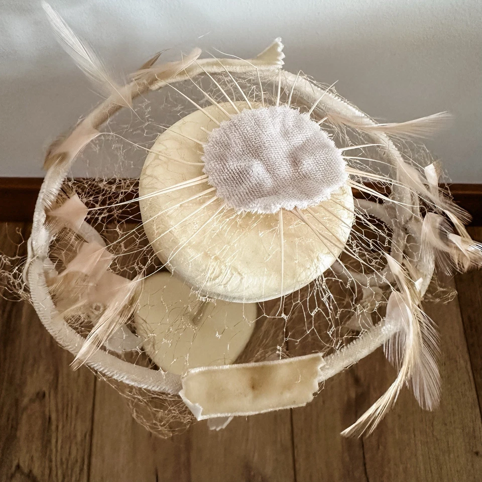 Винтажный 50-х бархата слоновой кости кремовый Fascinator шляпа вуаль перья бант Net свадьбы - Изображение 1 из 4