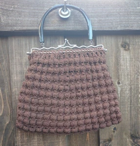 Vintage handgehäkelte braune Handtasche rund Kunststoffgriff Kussverschluss Trapez - Bild 1 von 12