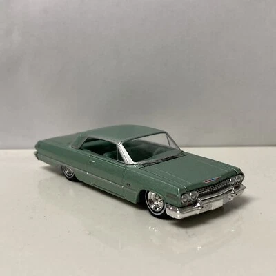 1963 年 63 雪佛兰 Impala Lowrider 收藏品 1/64 比例压铸 Diorama 模型 — 第 1/4 张图片