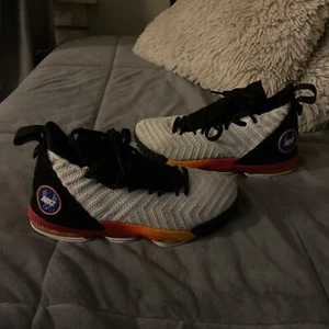 Size 5 - Nike LeBron 16 Low USA 2019 - Picture 1 of 7