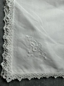 VINTAGE Linen Fabric Dinner Napkin SET/4 Embroidered FLORAL w/ Lace Crochet Edge - Picture 1 of 6