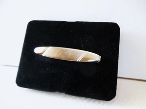 Silberfarbene Herren-Krawattenschließe mit gebürsteter Oberfläche - Bild 1 von 4