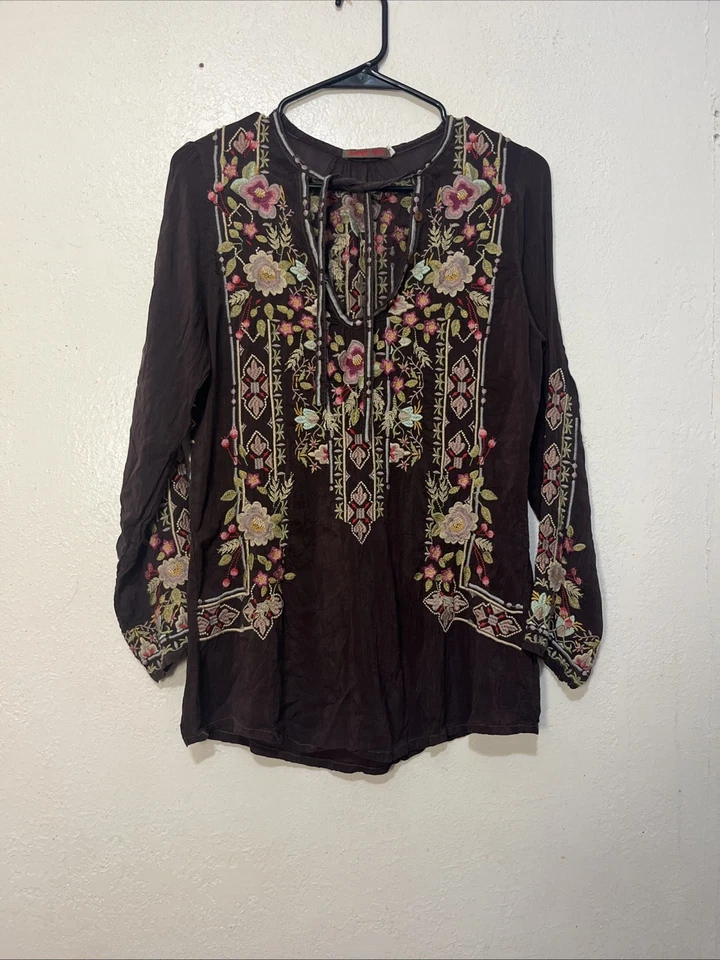 Top túnica Johnny Was FABIO talla S bordado floral marrón manga 3/4 botón y corbata Foto 1 de 4