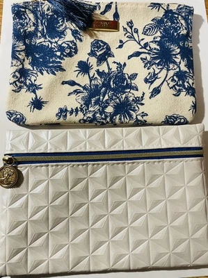 2 bolsas de maquiagem azul e branca Ipsy - Imagem 1 de 3