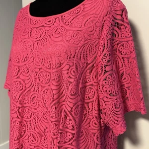 Abito CJ Banks pizzo overlay magenta fit svasato cambio elasticizzato 2X foderato midi floreale - Foto 1 di 16