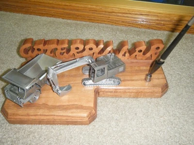 Juego de escritorio 2 modelos de peltre de precisión CAT con bolígrafo sobre placa de roble Foto 1 de 2