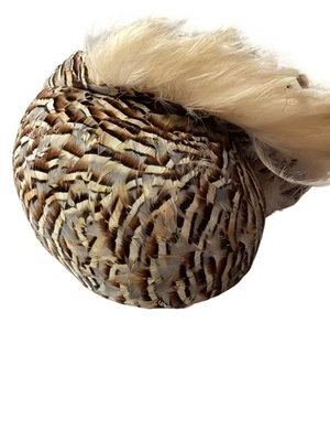 Sombrero de plumas Jack McConnell de colección con detalles de diamantes de imitación * plumas de crema * Halloween Foto 1 de 4