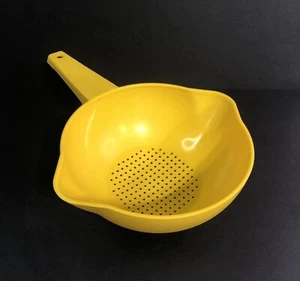 TUPPERWARE Yellow 1 Qt Colander Strainer w/Handle & Double Side Pour 1200 - Picture 1 of 10