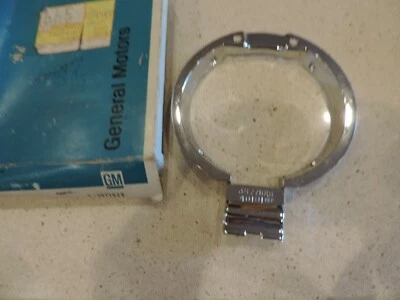 Bisel de puerta de combustible Corvette 71-77 C3--Original GM #3977829--NUEVO--¡NCRS! Foto 1 de 4