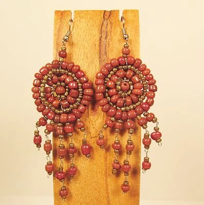 Brincos pendurados de contas de sementes estilo apanhador de sonhos cor ouro marrom 2 1/2" feitos à mão - Imagem 1 de 4