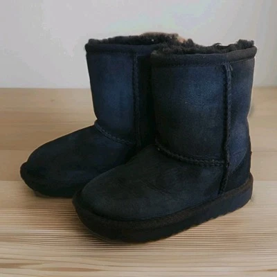 Bota UGG Classic II para niños pequeños negra 1017703K negra talla 8 Foto 1 de 4