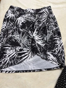 Fabletics Womens Cora Pencil Skirt Sz Medium Black White Tropical Palms - Picture 1 of 4