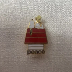 Snoopy Laying on Doghouse PEACE Charlie Brown Vintage Gold Brooch - Picture 1 of 3