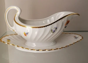 Nymphenburg Sauciere Welle gerippt Blumenbouquet Goldrand 1. Wahl Gemarkt A - Picture 1 of 14