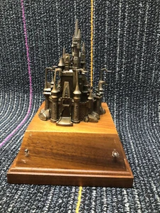 Walt Disney Statue Employee Bronze Cinderella Castle 15 Year Award Wooden Base - Imagen 1 de 11